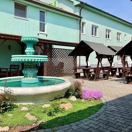 Hotel Zeleny Dvor Сенец Экстерьер фото